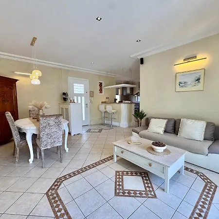 Apartment Tres Bel Deux Situe En De Villa, Piscine Et Jardin Privatifs, 2 Places De Parking Frejus