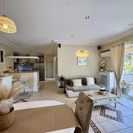 Tres Bel Deux Situe En De Villa, Piscine Et Jardin Privatifs, 2 Places De Parking