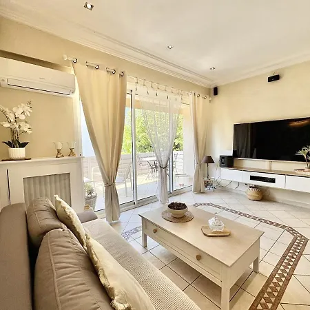 Tres Bel Deux Situe En De Villa, Piscine Et Jardin Privatifs, 2 Places De Parking * Frejus