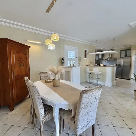 Apartment Tres Bel Deux Situe En De Villa, Piscine Et Jardin Privatifs, 2 Places De Parking Frejus