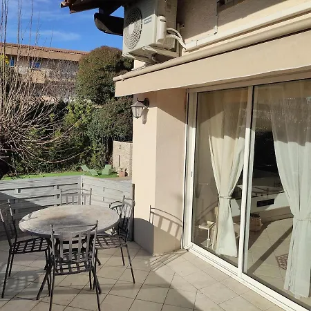 Tres Bel Deux Situe En De Villa, Piscine Et Jardin Privatifs, 2 Places De Parking * Frejus