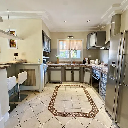 Apartment Tres Bel Deux Situe En De Villa, Piscine Et Jardin Privatifs, 2 Places De Parking Frejus