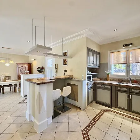 Tres Bel Deux Situe En De Villa, Piscine Et Jardin Privatifs, 2 Places De Parking Daire Fréjus