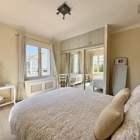 Tres Bel Deux Situe En De Villa, Piscine Et Jardin Privatifs, 2 Places De Parking *