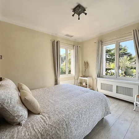 Tres Bel Deux Situe En De Villa, Piscine Et Jardin Privatifs, 2 Places De Parking * Frejus