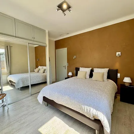 Tres Bel Deux Situe En De Villa, Piscine Et Jardin Privatifs, 2 Places De Parking *