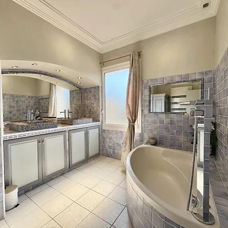 Apartment Tres Bel Deux Situe En De Villa, Piscine Et Jardin Privatifs, 2 Places De Parking *