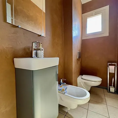 Tres Bel Deux Situe En De Villa, Piscine Et Jardin Privatifs, 2 Places De Parking