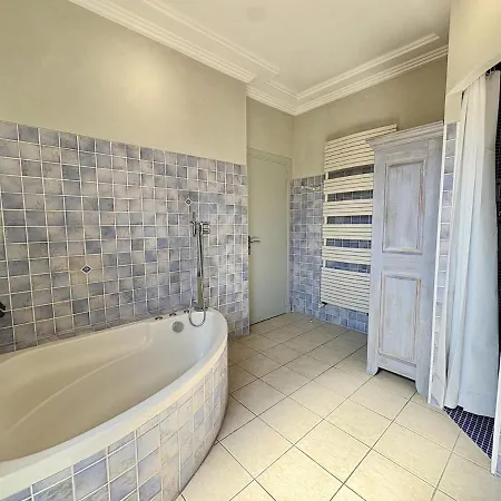 Daire Tres Bel Deux Situe En De Villa, Piscine Et Jardin Privatifs, 2 Places De Parking *