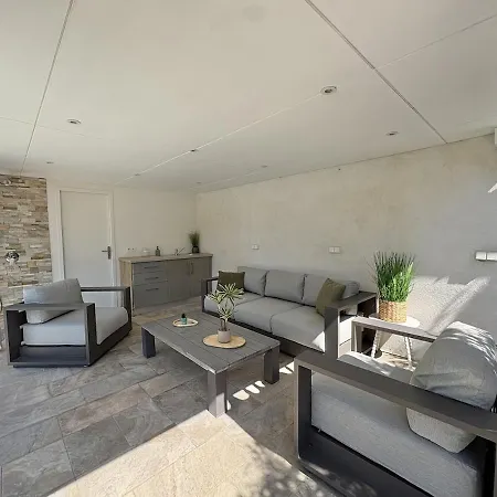 Daire Tres Bel Deux Situe En De Villa, Piscine Et Jardin Privatifs, 2 Places De Parking *