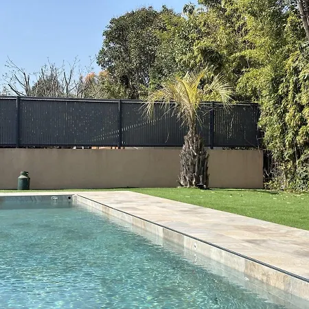Tres Bel Deux Situe En De Villa, Piscine Et Jardin Privatifs, 2 Places De Parking *