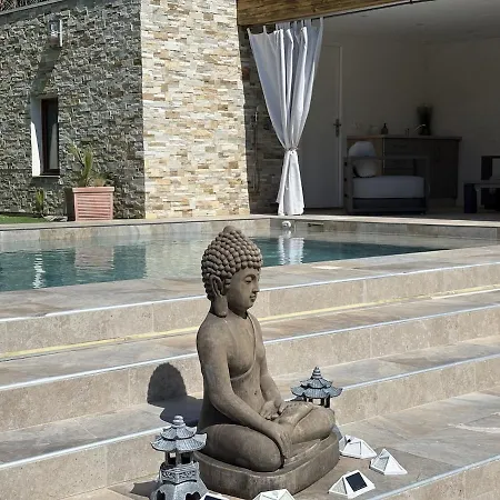 Tres Bel Deux Situe En De Villa, Piscine Et Jardin Privatifs, 2 Places De Parking