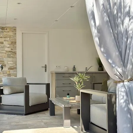 Apartment Tres Bel Deux Situe En De Villa, Piscine Et Jardin Privatifs, 2 Places De Parking Frejus